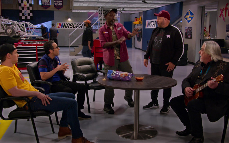 Nike Men’s Sneakers of Kevin James as Kevin Gibson, Goodyear Sign and Tostitos Chips in The Crew S01E09