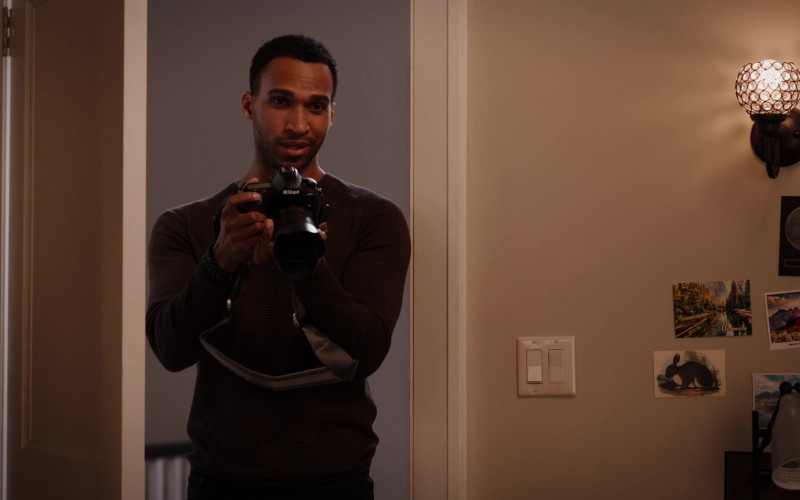 Nikon Camera of Nathan Mitchell as Zion Miller in Ginny & Georgia S01E09 TV Show (1)