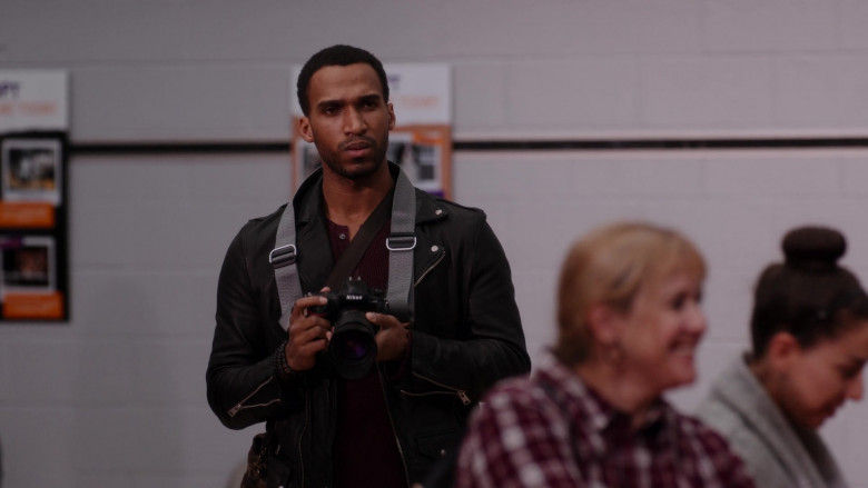 Nikon Camera of Nathan Mitchell as Zion Miller in Ginny & Georgia S01E09 TV Show (4)