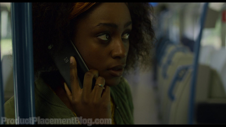OnePlus Smartphone of Simona Brown as Louise in Behind Her Eyes – Episode 6 (2021)