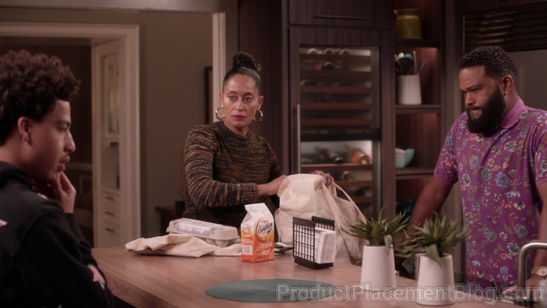 Pepperidge Farm Goldfish Cheddar Crackers in Black-ish S07E12 (2)