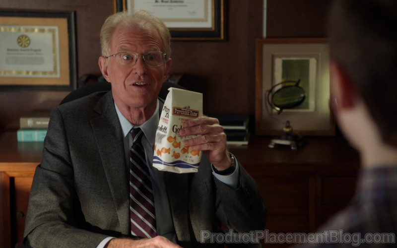 Pepperidge Farm Goldfish Crackers Held by Ed Begley Jr. as Professor Linkletter in Young Sheldon S04E07
