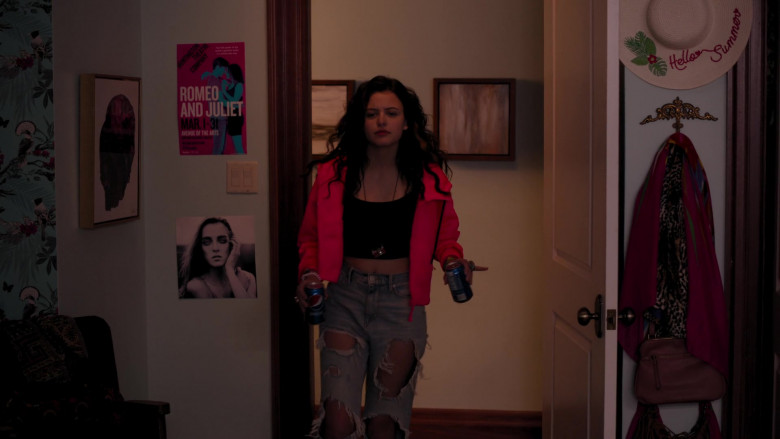 Pepsi Soda Cans Held by Sara Waisglass as Maxine in Ginny & Georgia S01E01 Pilot (2021)