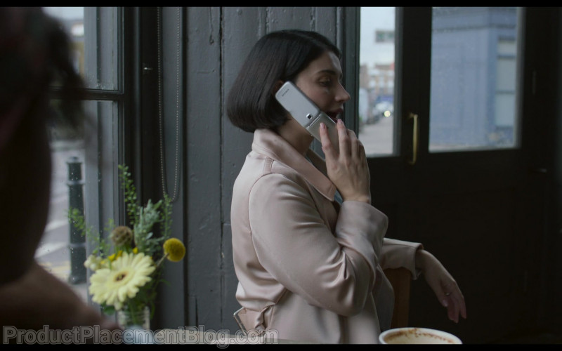 Samsung Flip Phone of Eve Hewson as Adele in Behind Her Eyes S01E02 Lucid Dreaming (2021)