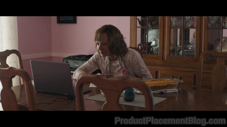 Samsung Laptop of Allison Janney as Sue Buttons in Breaking News in Yuba County (1)