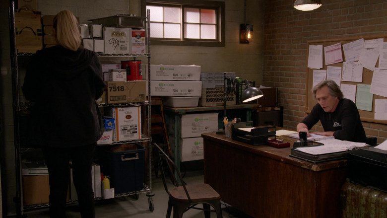 Snyder's of Hanover Snacks and Tito's Handmade Vodka Boxes in Mom S08E08