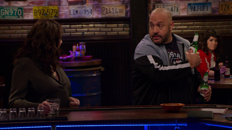 Stella Artois Beer Bottles Held by Kevin James in The Crew S01E06