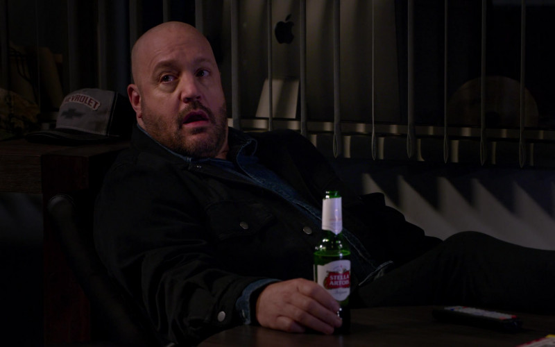 Stella Artois Beer Enjoyed by Kevin James in The Crew S01E01 (3)