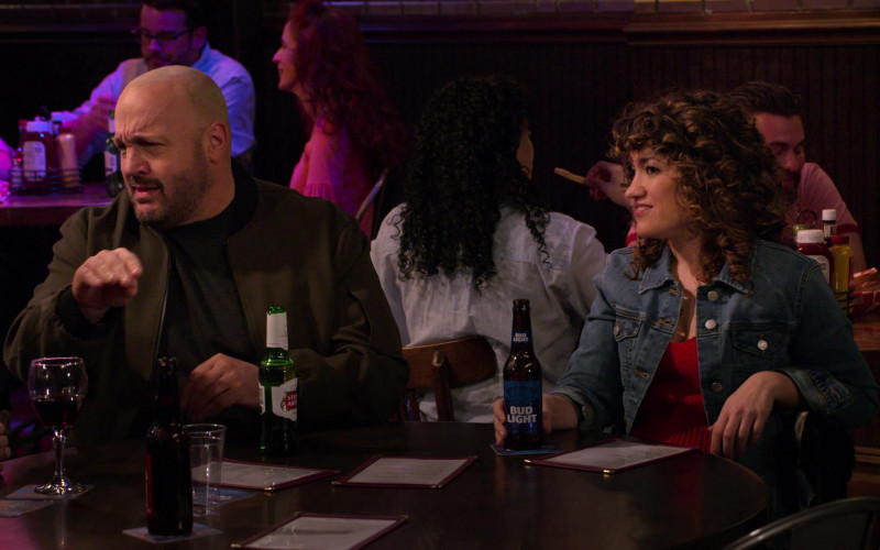 Stella Artois Beer of Kevin James and Bud Light Beer of Sarah Stiles in The Crew S01E07 (1)