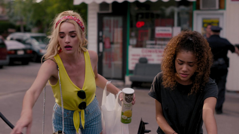 The Good Crisp Company Sour Cream & Onion Stacked Chips Held by Brianne Howey in Ginny & Georgia S01E01 (2)