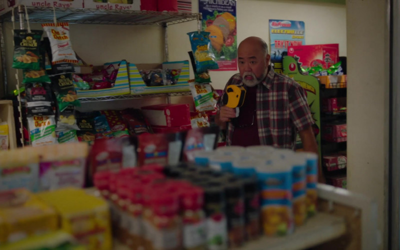 Uncle Ray’s, Dutch Crunch and Old Dutch Snacks in Kim’s Convenience S05E03 Appa & Linus (2021)