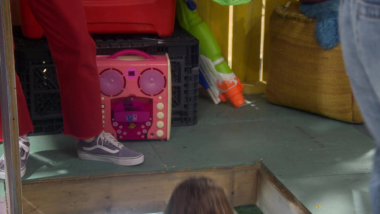 Vans Shoes of Lauren Lindsey Donzis as Hannah in Punky Brewster S01E07 (1)