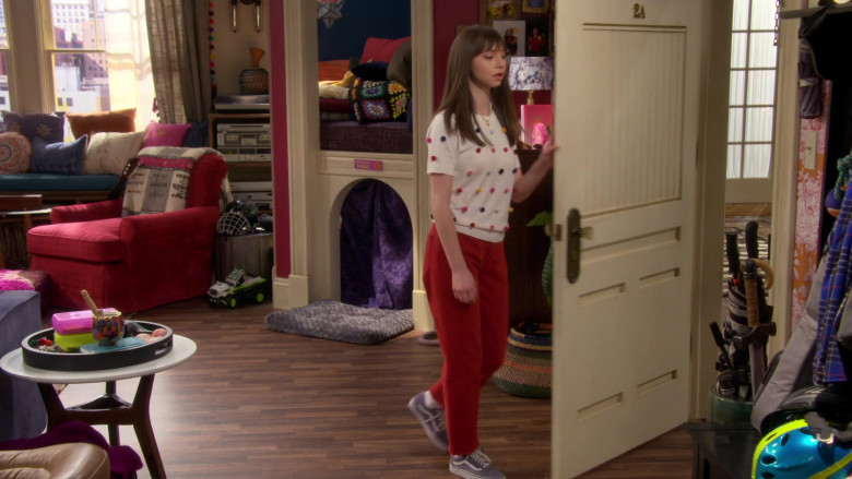Vans Shoes of Lauren Lindsey Donzis as Hannah in Punky Brewster S01E07 (3)