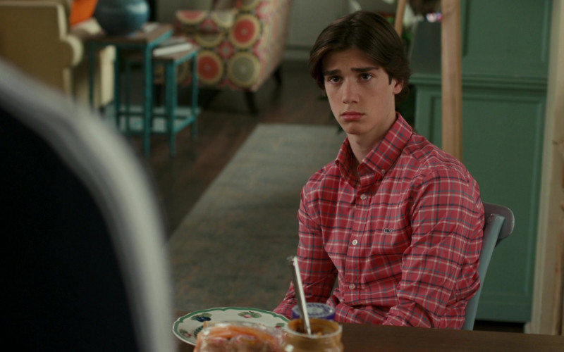 Vineyard Vines Men’s Shirt of Daniel DiMaggio as Oliver in American Housewife S05E08 (1)