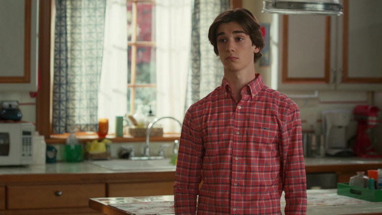 Vineyard Vines Men's Shirt of Daniel DiMaggio as Oliver in American Housewife S05E08 (2)