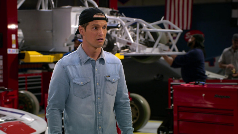 Wrangler Men's Shirt of Freddie Stroma as Jake in The Crew S01E10 (2)