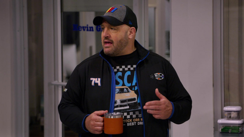 Yeti Mug Held by Kevin James as Kevin Gibson in The Crew S01E09