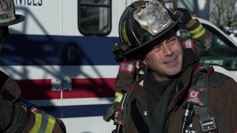 3M Scott Air-Pak SCBA open-circuit self-contained breathing apparatus in Chicago Fire S09E08 (4)