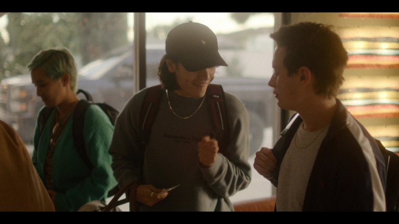 Abercrombie & Fitch Sweatshirt and Cap in Generation S01E07 Desert Island (2021)