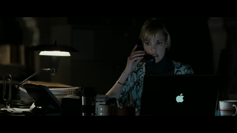 Apple Laptop of Leslie Bibb as Sarah Lowell in Law Abiding Citizen (2009)