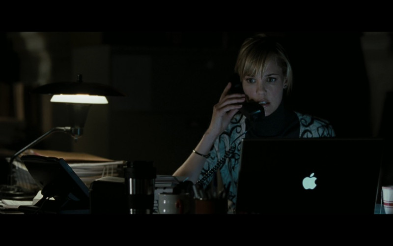 Apple Laptop of Leslie Bibb as Sarah Lowell in Law Abiding Citizen (2009)