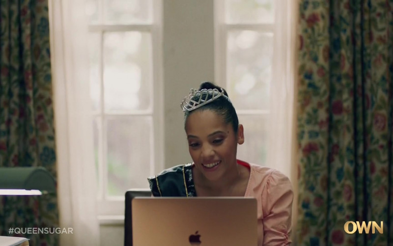 Apple MacBook Air Laptop of Bianca Lawson as Darla in Queen Sugar S05E05 TV Show (3)