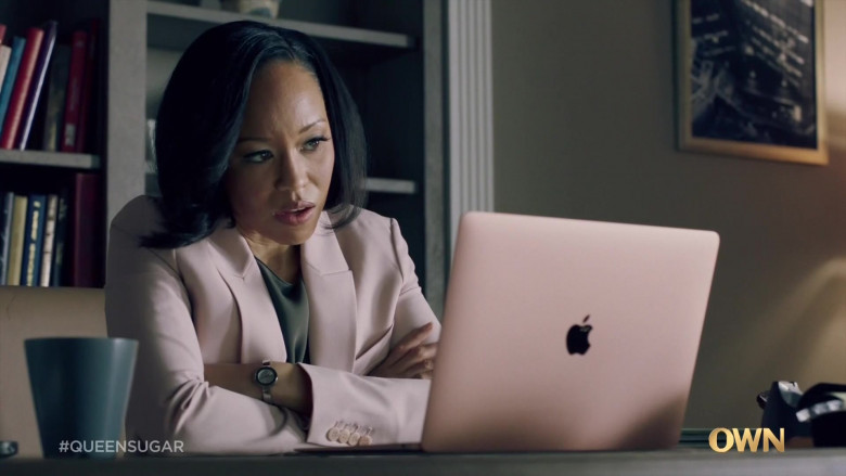 Apple MacBook Air Laptop of Dawn-Lyen Gardner as Charley Bordelon in Queen Sugar S05E03 TV Show (1)