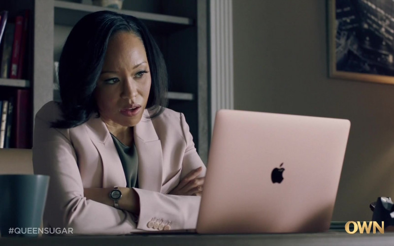 Apple MacBook Air Laptop of Dawn-Lyen Gardner as Charley Bordelon in Queen Sugar S05E03 TV Show (1)