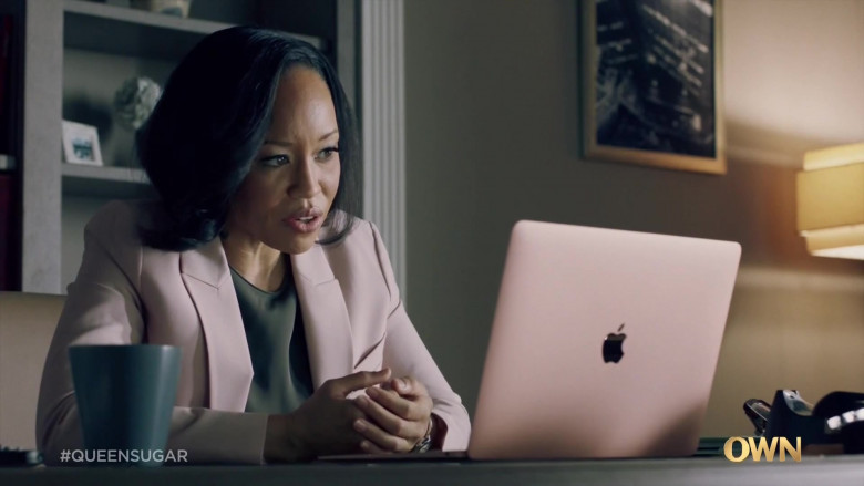 Apple MacBook Air Laptop of Dawn-Lyen Gardner as Charley Bordelon in Queen Sugar S05E03 TV Show (2)