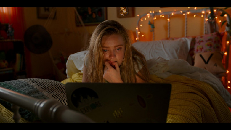 Apple MacBook Air Laptop of Hadley Robinson as Vivian Carter in Moxie Netflix Movie (1)