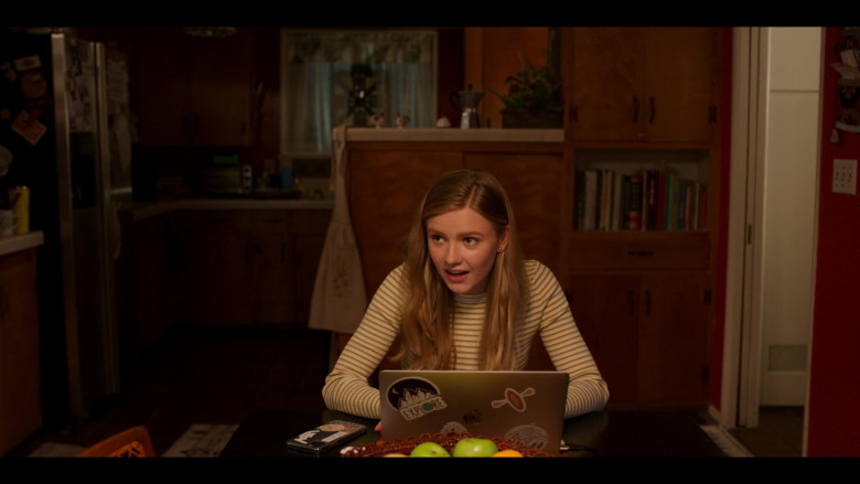 Apple MacBook Air Laptop of Hadley Robinson as Vivian Carter in Moxie Netflix Movie (2)