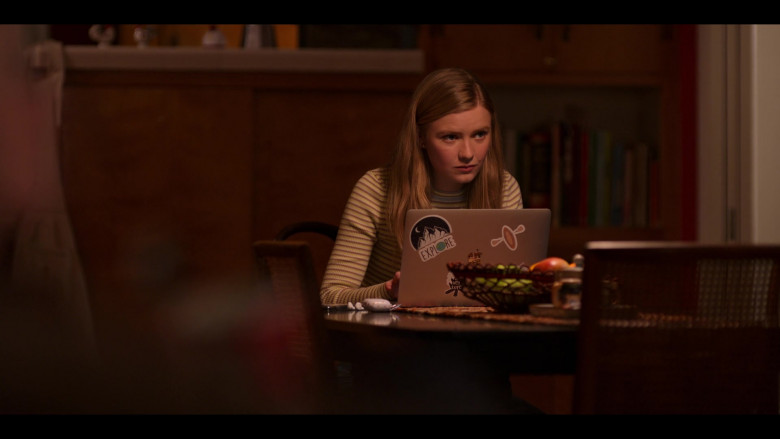 Apple MacBook Air Laptop of Hadley Robinson as Vivian Carter in Moxie Netflix Movie (3)