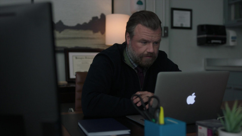 Apple MacBook Air Laptop of Tyler Labine as Dr. Ignatius ‘Iggy’ Frome in New Amsterdam S03E03 TV Show (2)