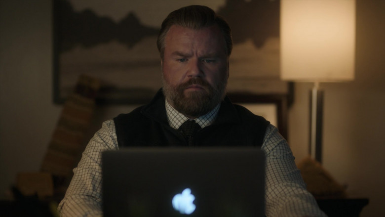 Apple MacBook Air Laptop of Tyler Labine as Dr. Ignatius ‘Iggy’ Frome in New Amsterdam S03E03 TV Show (5)