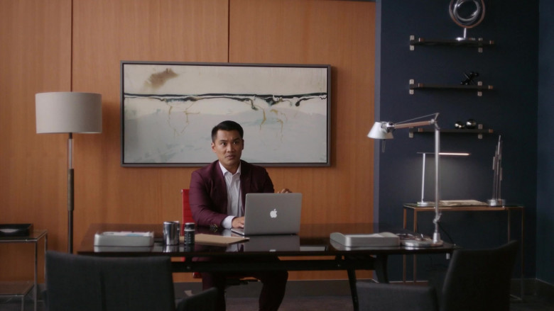 Apple MacBook Laptop Used by Actor in Workin' Moms S05E03 TV Show