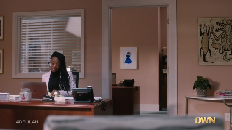 Apple MacBook Laptop Used by Actress Ozioma Akagha as Harper Omereoha in Delilah S01E02 Toldja (2021)