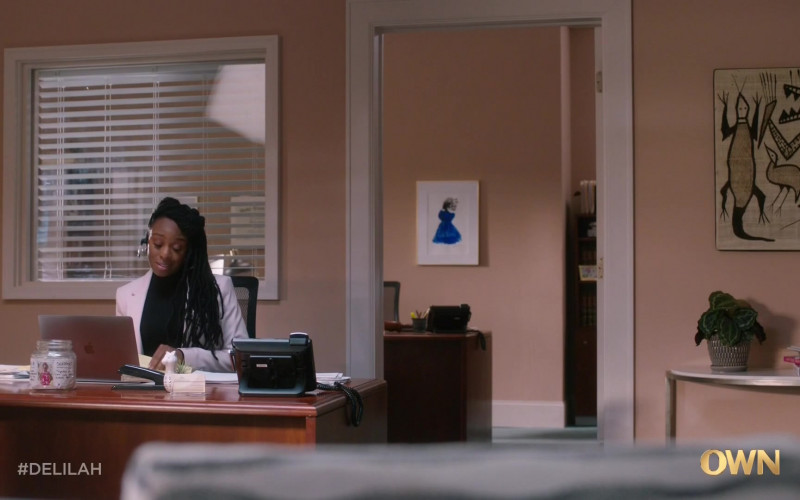Apple MacBook Laptop Used by Actress Ozioma Akagha as Harper Omereoha in Delilah S01E02 Toldja (2021)