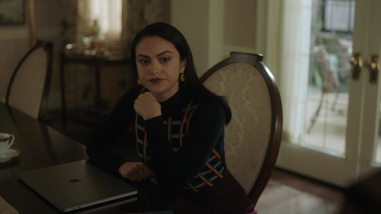 Apple MacBook Laptop Used by Cast Member Camila Mendes as Veronica Lodge in Riverdale S05E08 TV Show