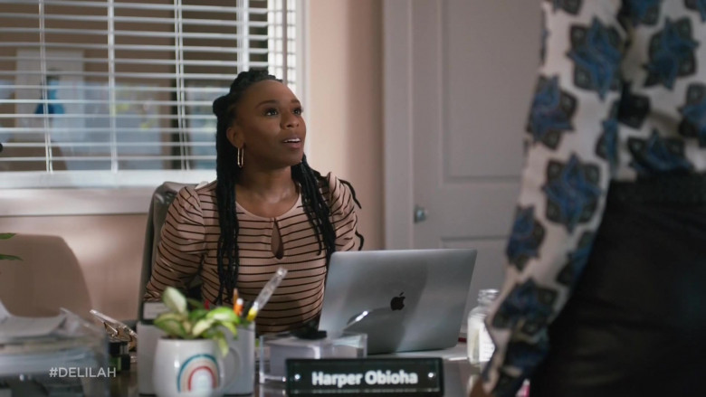 Apple MacBook Laptop Used by Cast Member Ozioma Akagha as Harper Omereoha in Delilah S01E04 TV Show (1)