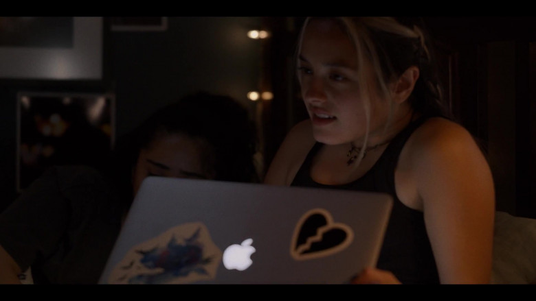 Apple MacBook Laptop Used by Cast Members in Generation S01E05 (3)