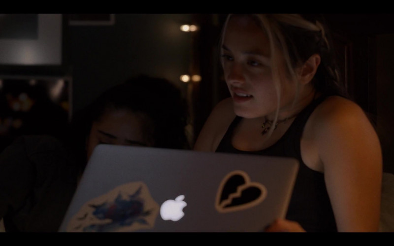 Apple MacBook Laptop Used by Cast Members in Generation S01E05 (3)