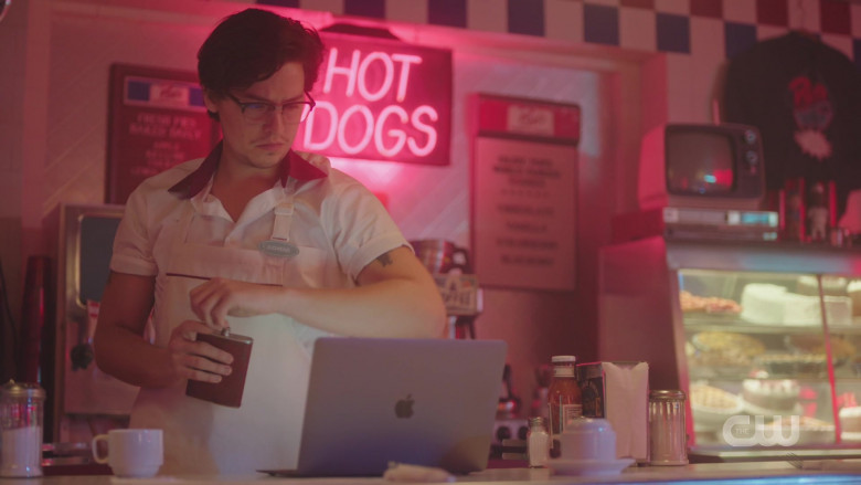 Apple MacBook Laptop Used by Cole Sprouse as Jughead Jones in Riverdale S05E07 TV Show (2)