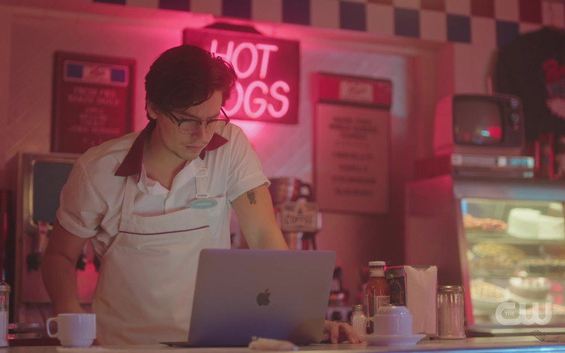 Apple MacBook Laptop Used by Cole Sprouse as Jughead Jones in Riverdale S05E07 TV Show (3)