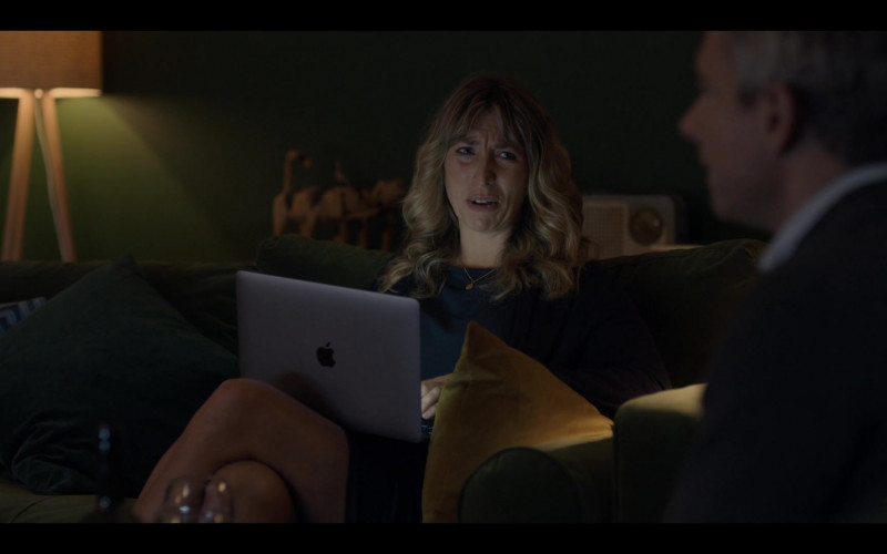 Apple MacBook Laptop of Actress Daisy Haggard as Ally in Breeders S02E02 No Fear (2021)