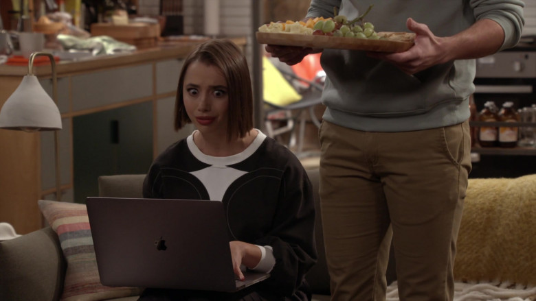 Apple MacBook Laptop of Actress Emma Caymares as Celia in Call Your Mother S01E08 TV Show (1)
