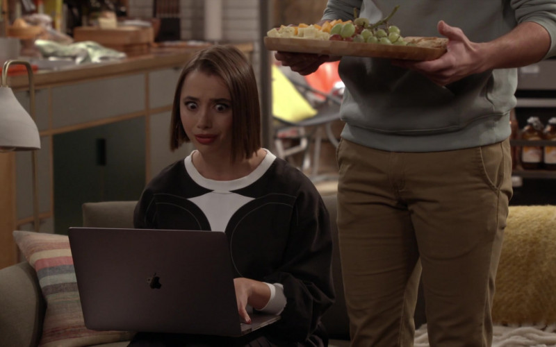 Apple MacBook Laptop of Actress Emma Caymares as Celia in Call Your Mother S01E08 TV Show (1)