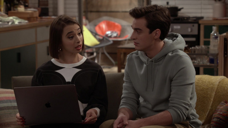 Apple MacBook Laptop of Actress Emma Caymares as Celia in Call Your Mother S01E08 TV Show (2)