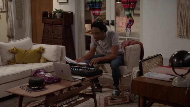 Apple MacBook Laptop of Austin Crute as Lane in Call Your Mother S01E08 California Jeanin' (2021)