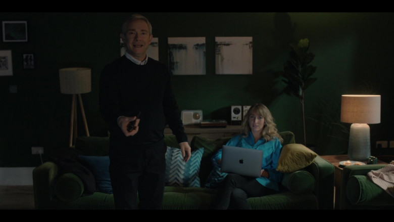 Apple MacBook Laptop of Cast Member Daisy Haggard as Ally in Breeders S02E03 (1)