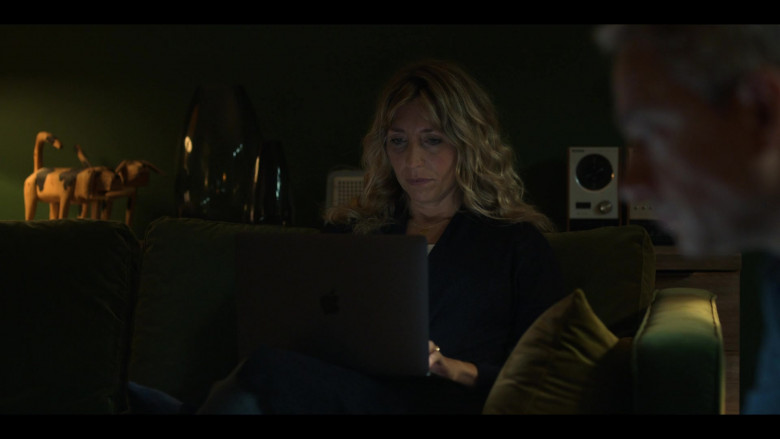 Apple MacBook Laptop of Daisy Haggard as Ally in Breeders S02E01 No Surrender (2021)